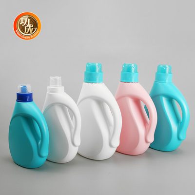 Botella de plástico con detergente líquido semitransparente