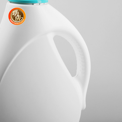 Botella de plástico con detergente líquido semitransparente