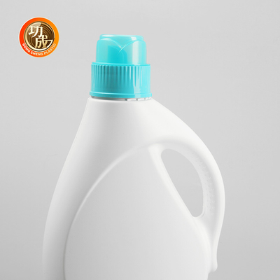 Botella de plástico con detergente líquido semitransparente