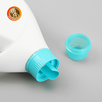 Botella de plástico con detergente líquido semitransparente